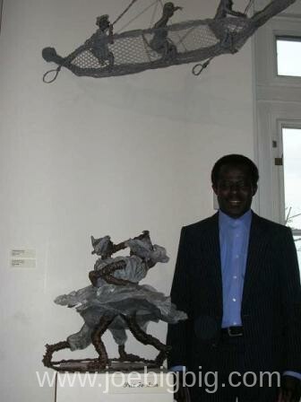 L'artiste sculpteur  avec ses sculptures du Prix Forclum à Dammarie lès Lys