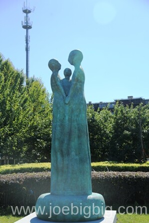 Joe Big-Big et sa Sculpture Monumentale "Futur", exposée dans la ville et acquise par la commune de Changchun en 2016. Joe Big-Big et sa Sculpture Monumentale "Futur", exposée dans la ville et acquise par la commune de Changchun en 2016.
