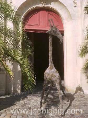 Giraffe - Sculpture monumentale de l'artiste Joe Big-Big au festival Home Art à Caën