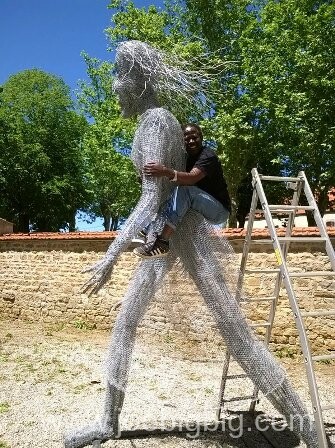 Joe Big-Big sculpteur avec son œuvre monumentale en "Promenade" à Nolay en 2019